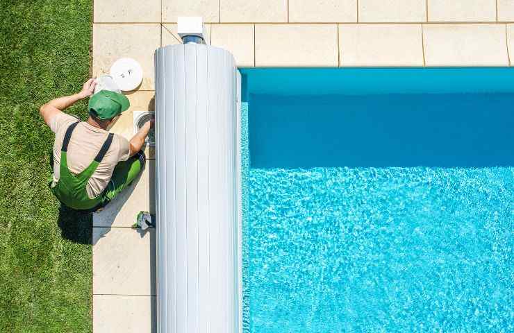 come pulire la piscina