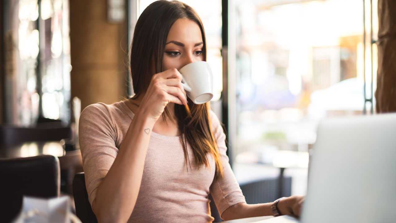 caffè mattina brutta abitudine