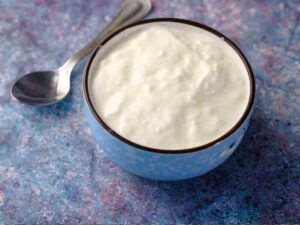 Una ciotola di yogurt greco con un cucchiaino
