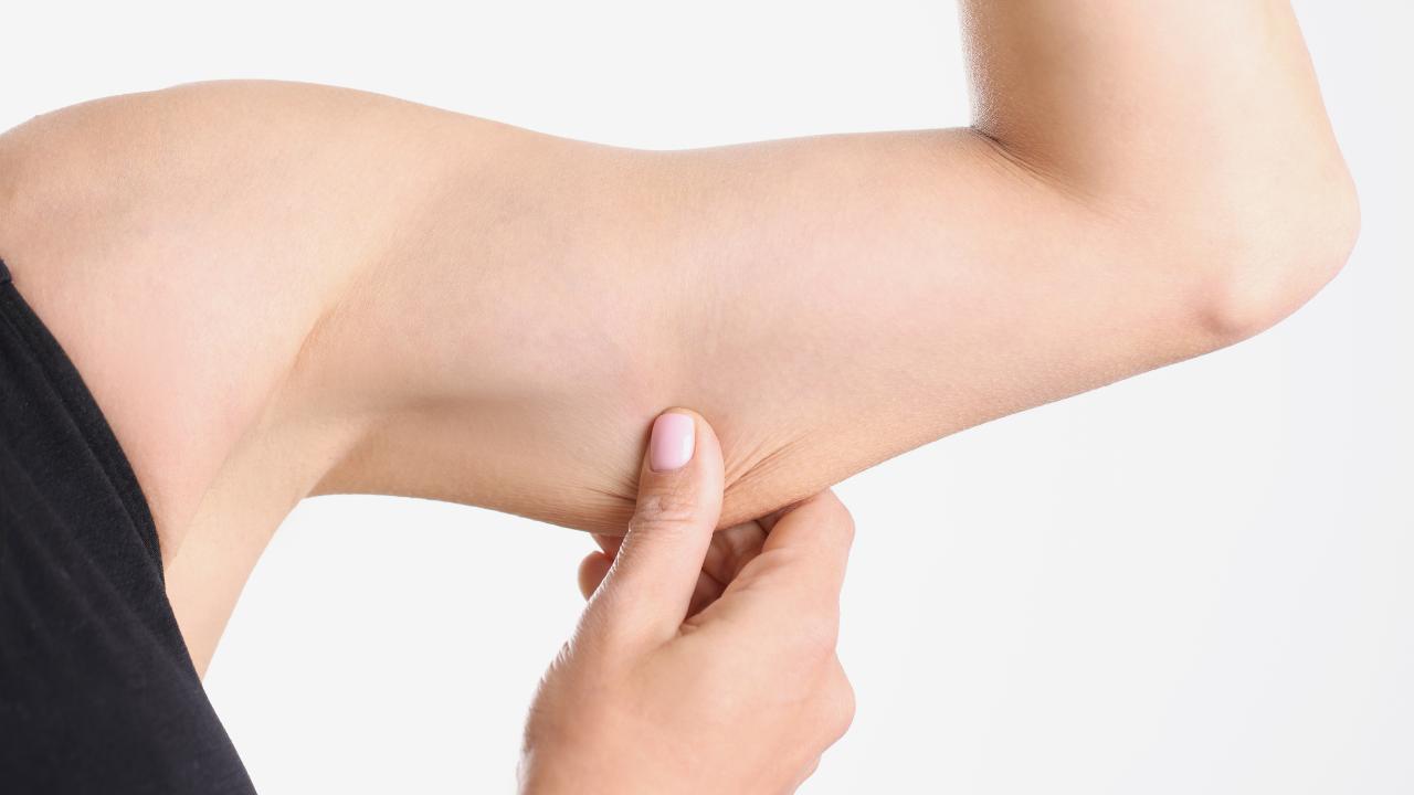 Come risolvere il problema della pelle cadente dalle braccia?