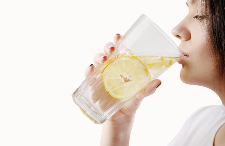 acqua limone abitudine prima mattina