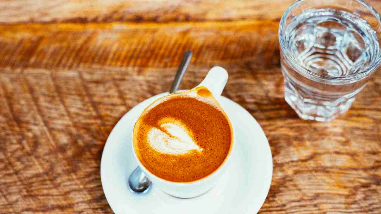 Quando va bevuta l'acqua con caffè?