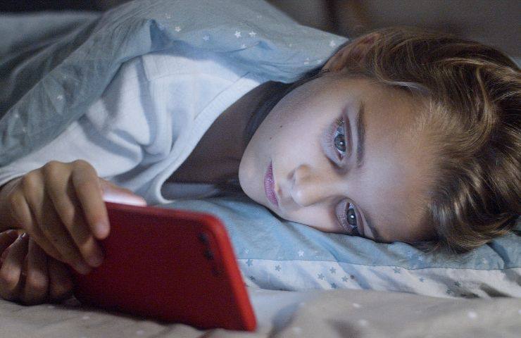 Bambina usa smartphone di notte cosa fare