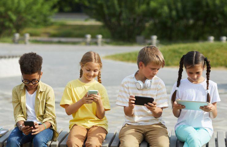 Bambini con smartphone come toglierlo