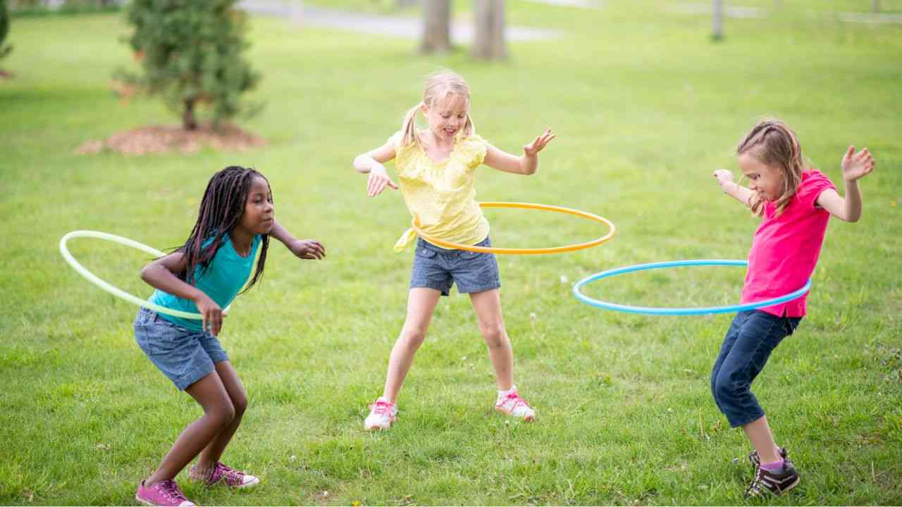 Bambini e hula hoop