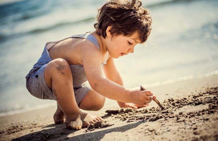 Bambino al mare come proteggere