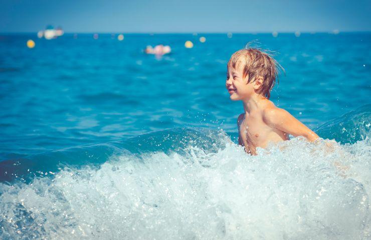 Bambino al mare