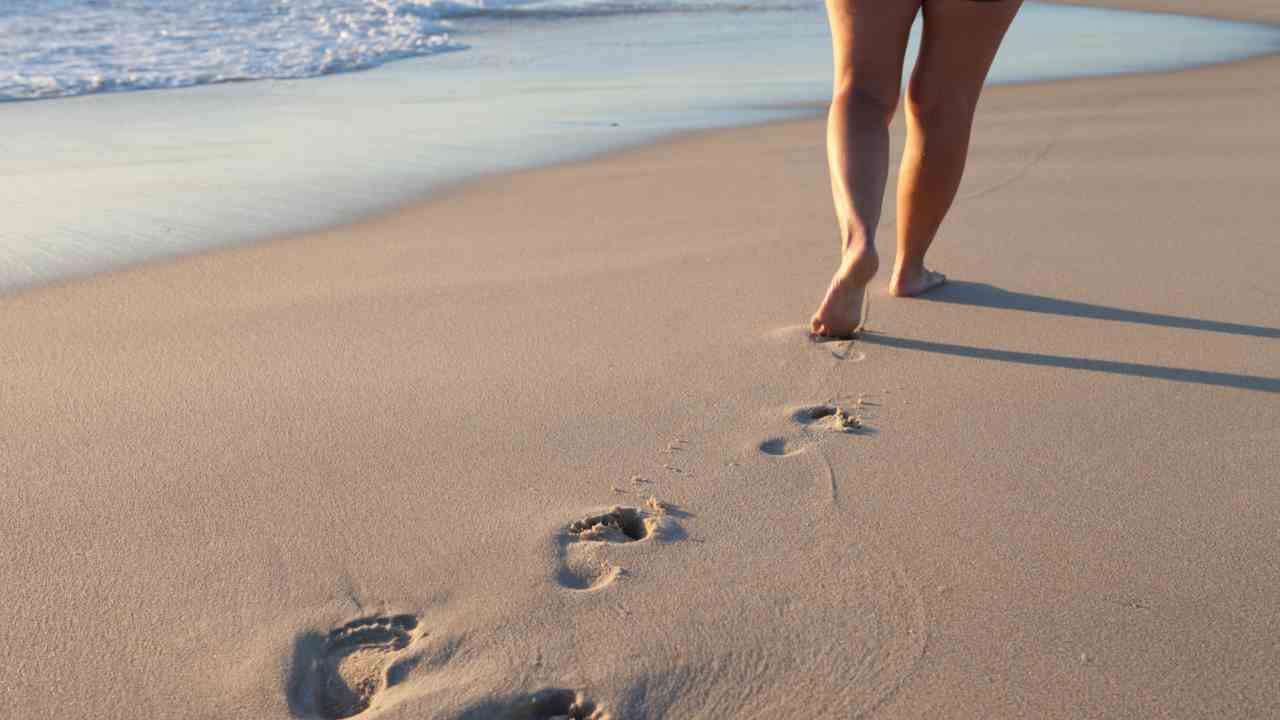 A che cosa fa bene camminare sulla spiaggia