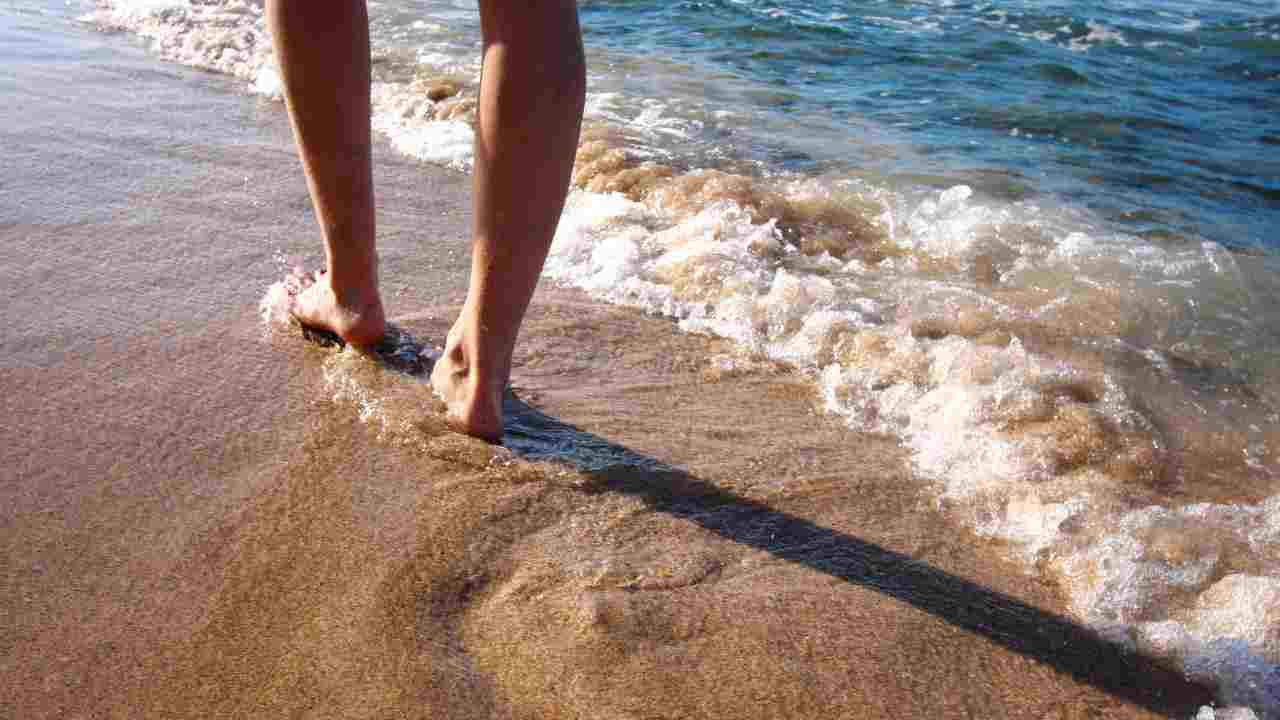 A che cosa fa bene camminare sulla spiaggia