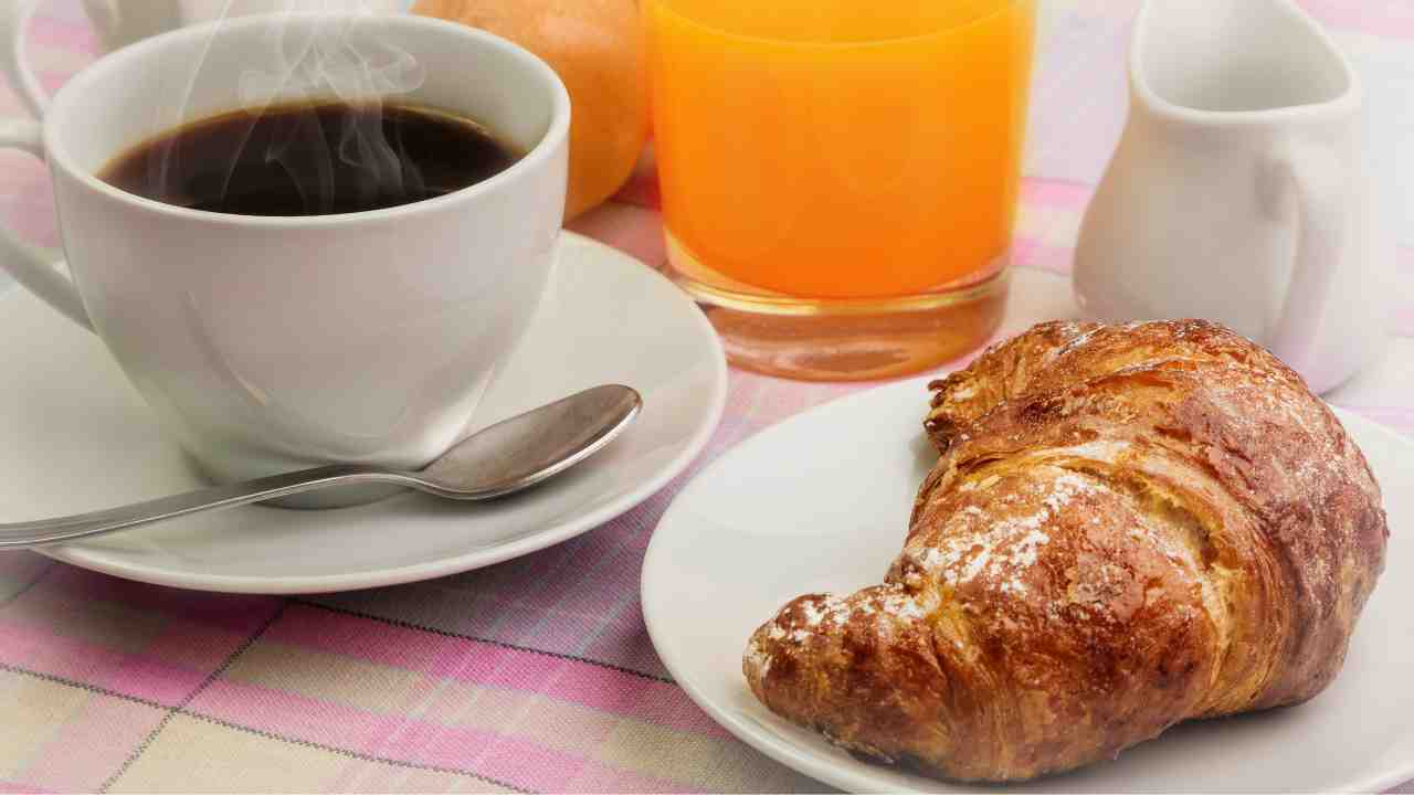 Colazione al bar o a casa, qual è meglio