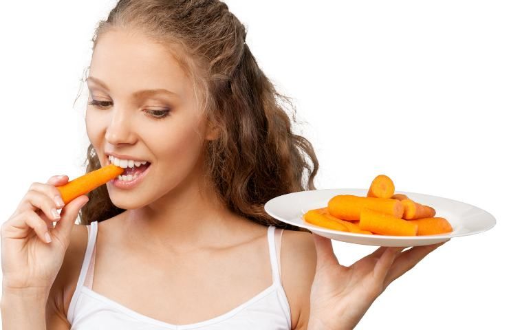 Che cosa succede nel mangiare carote crude tutti i giorni