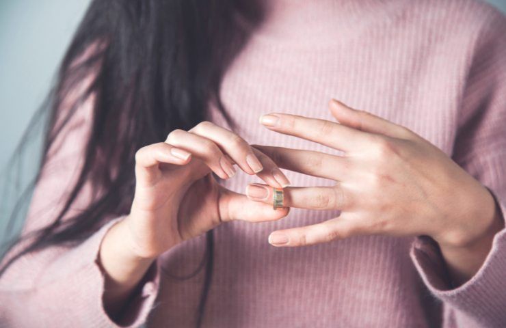 Come rimuovere un anello incastrato al dito