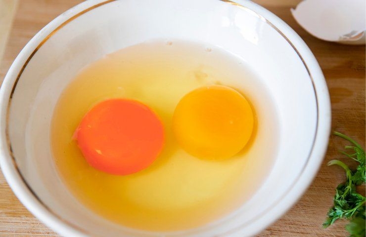 Cosa significa trovare un uovo con due tuorli