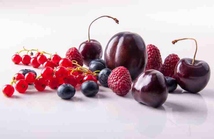 Mangiare frutti rossi