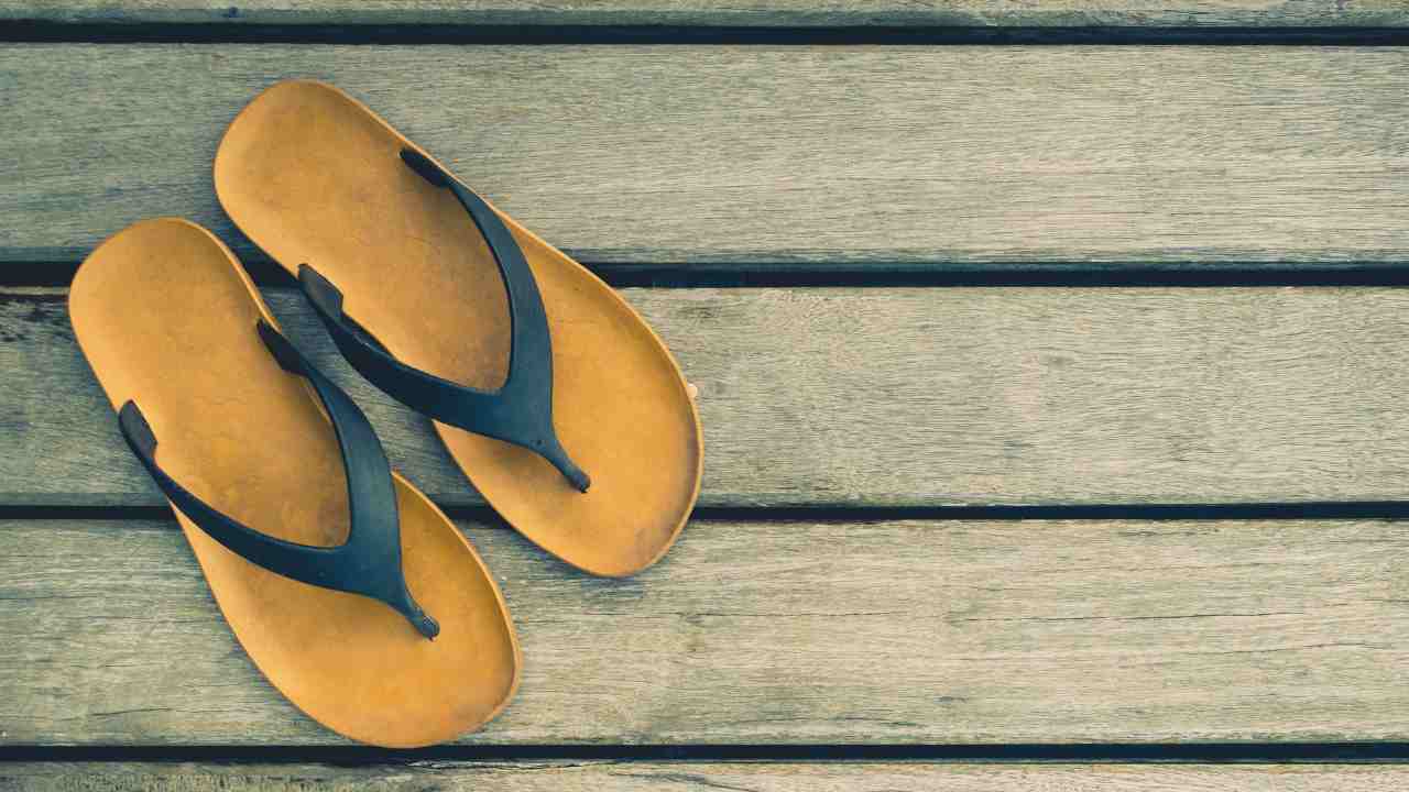 Trucco eliminare puzza sandali infradito