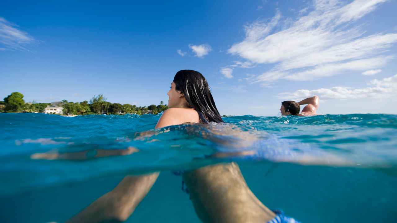 Perché nuotare in mare fa bene alla salute