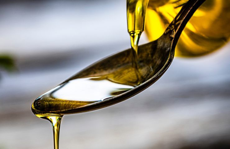 L'olio extravergine d'oliva costa caro e c'è la truffa