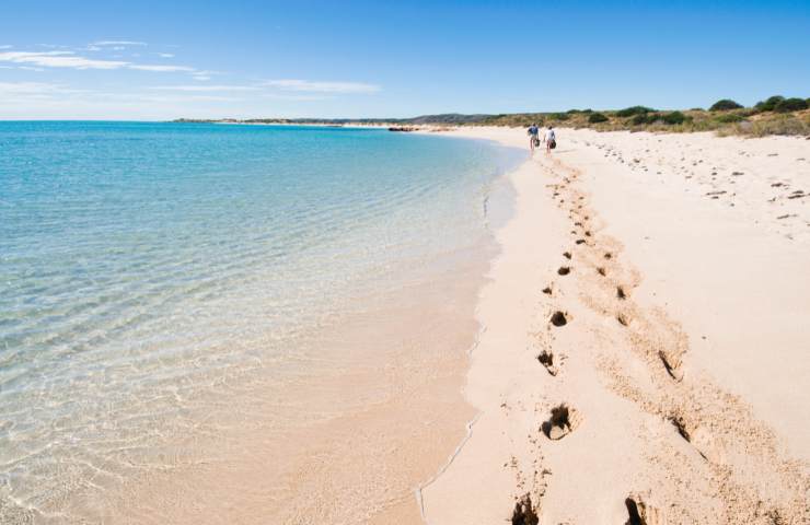 A che cosa fa bene camminare sulla spiaggia