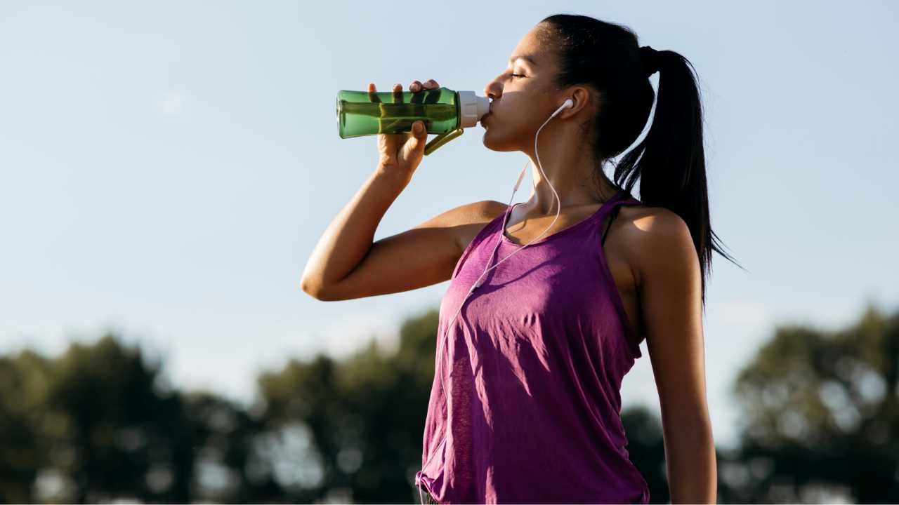 Bere acqua quando fai sport fa più che bene