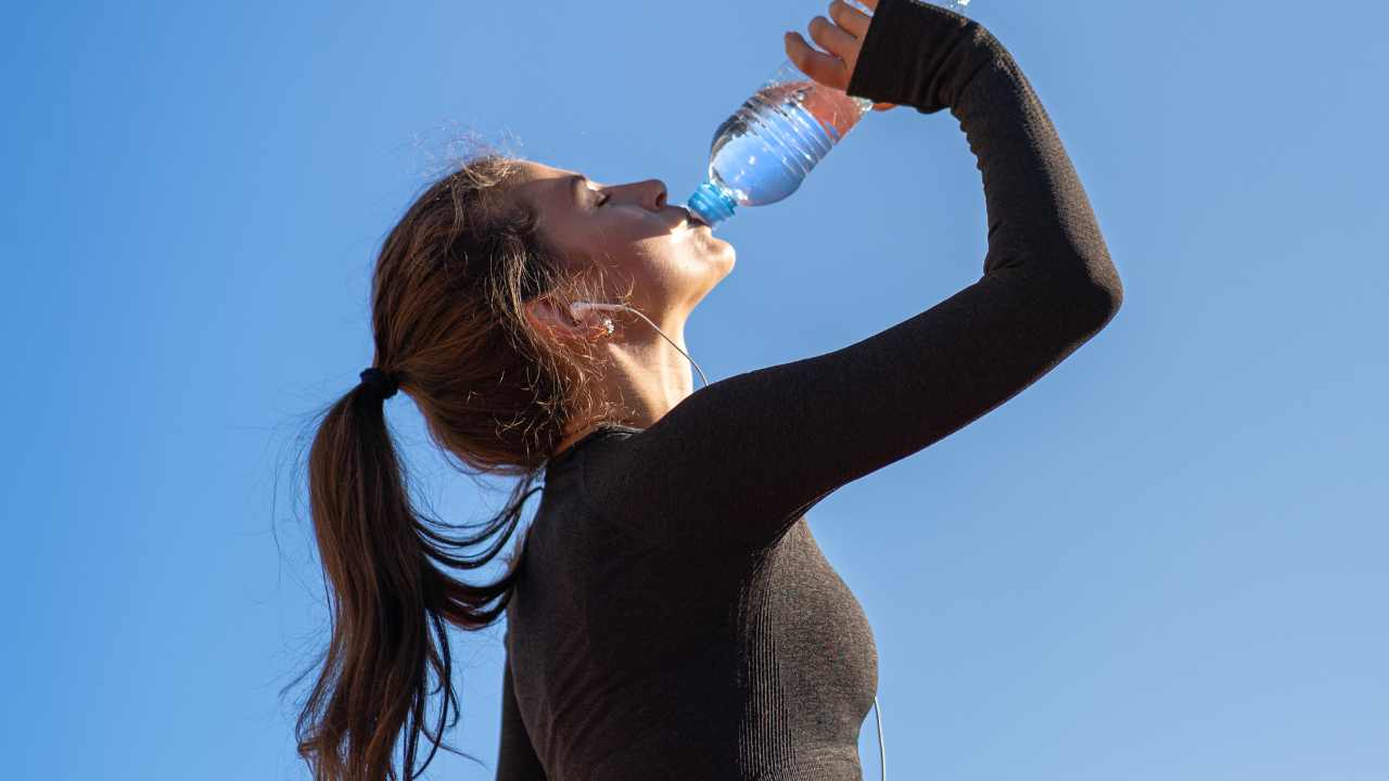 Bere acqua quando fai sport fa più che bene