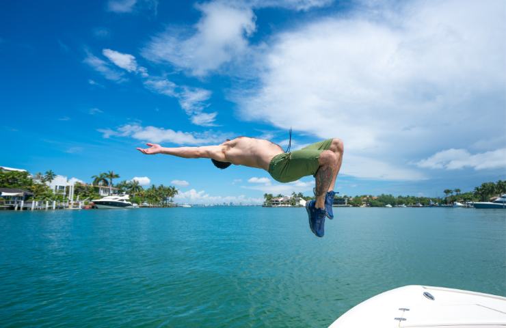 La assurda sfida social del boat jumping