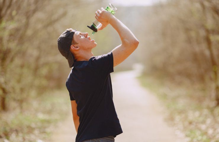 Bere acqua quando fai sport fa più che bene
