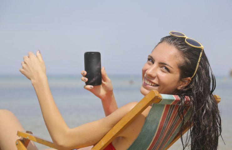 Usare smartphone al sole