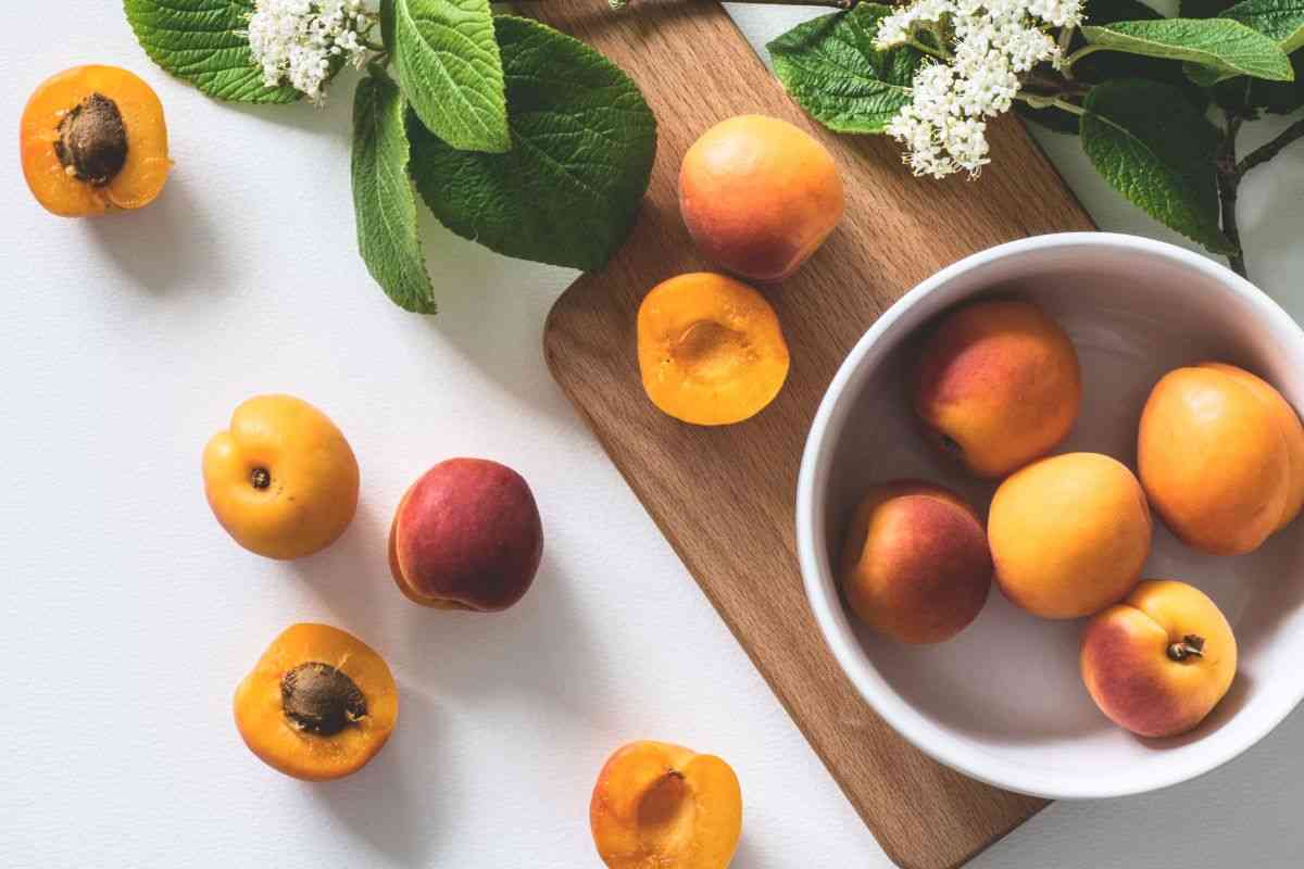 albicocche tagliere di legno e fiori