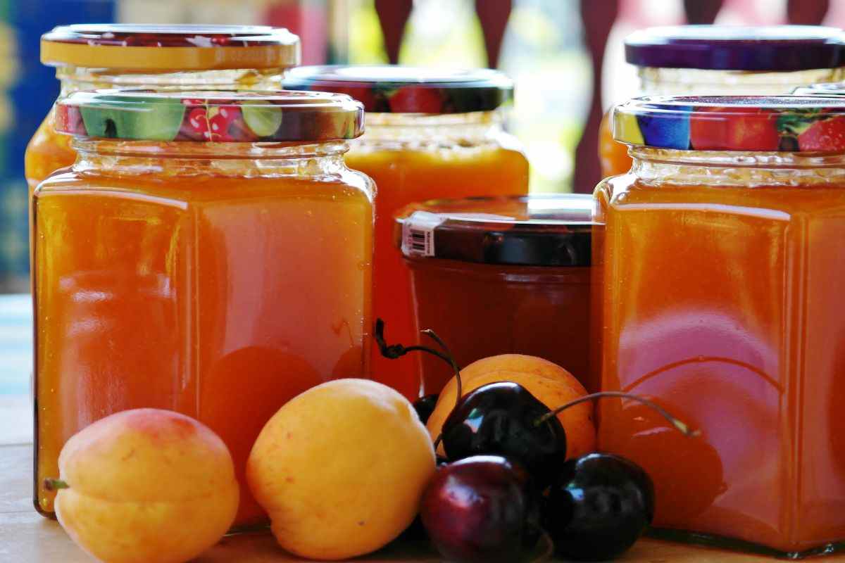 albicocche, confetture e marmellate in barattolo