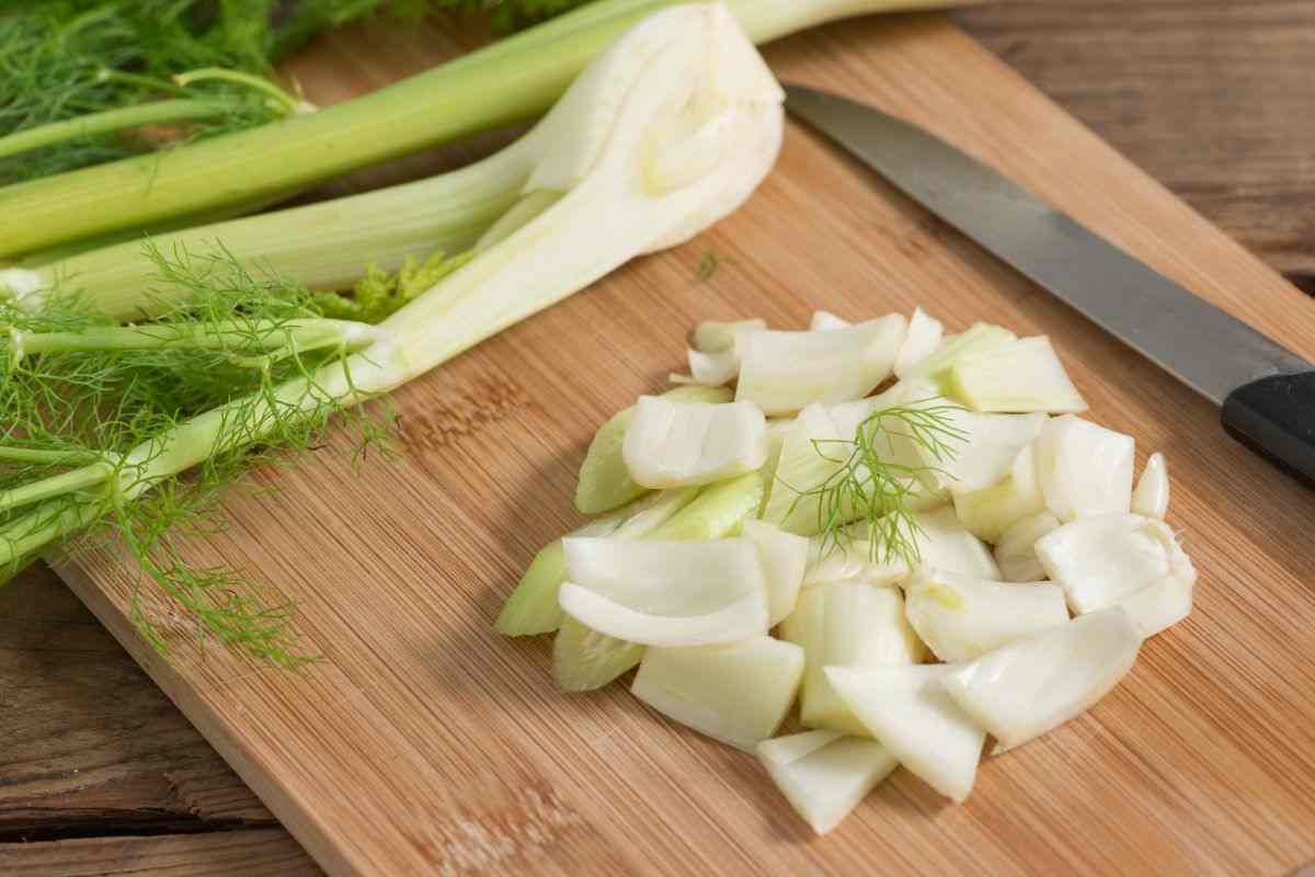 finocchio tagliato su tagliere e coltello
