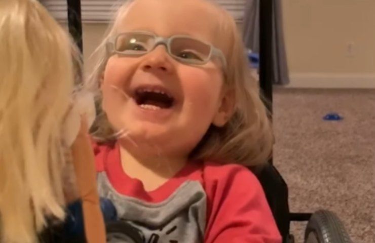 Barbie sulla sedia a rotelle fa felice la bambina disabile