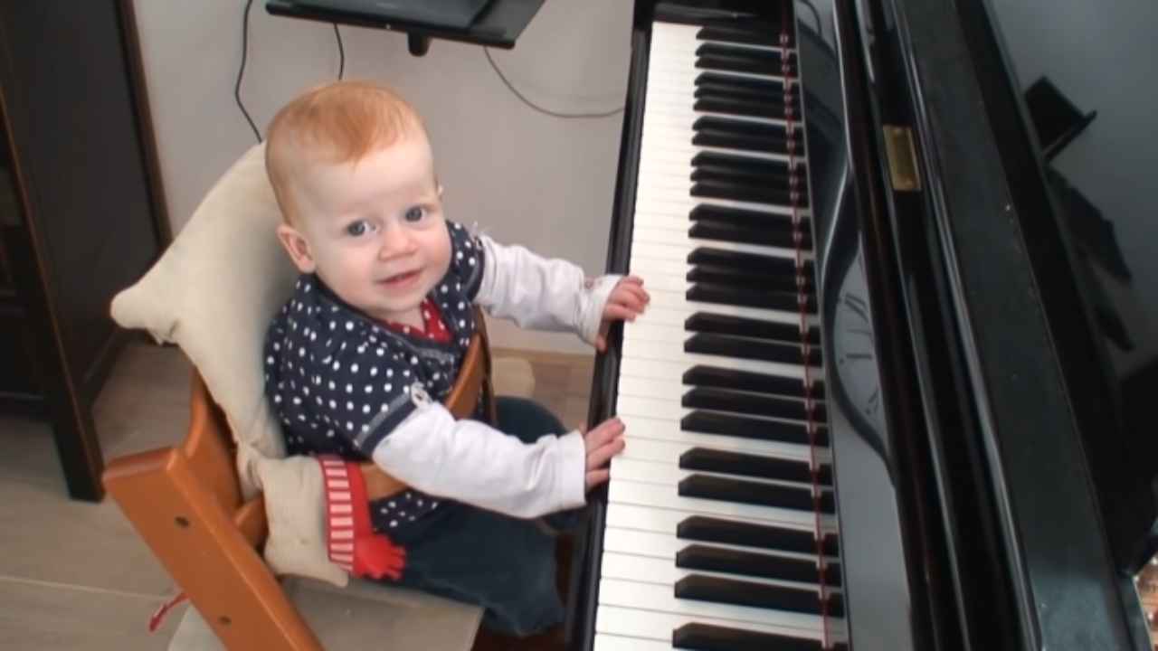 A 1 anno suona il pianoforte, la piccola Lise è dolcissima