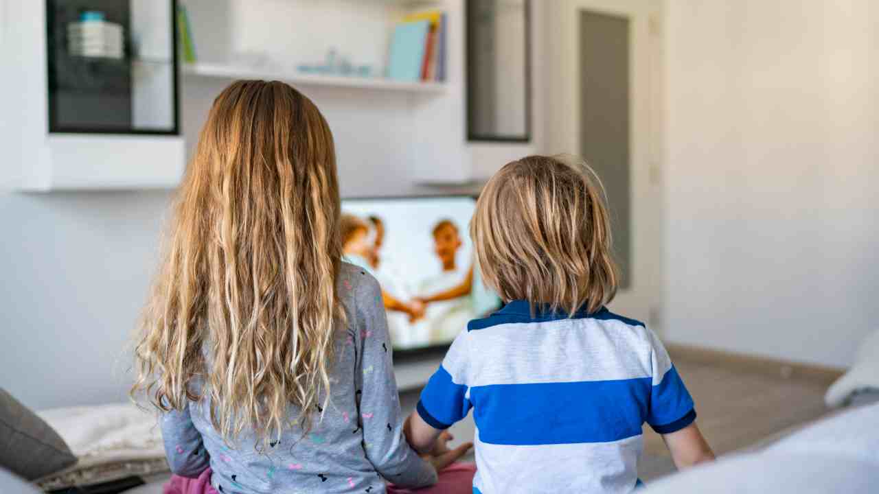 Troppa televisione fa male ai bambini ed i rischi sono concreti