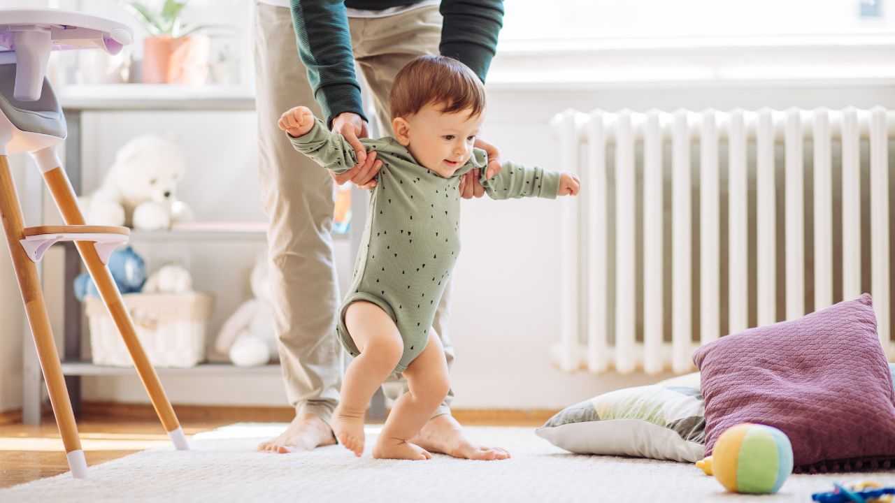 Bambino che impara a camminare