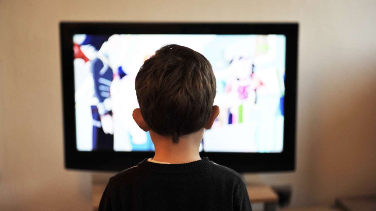 Troppa televisione fa male ai bambini ed i rischi sono concreti