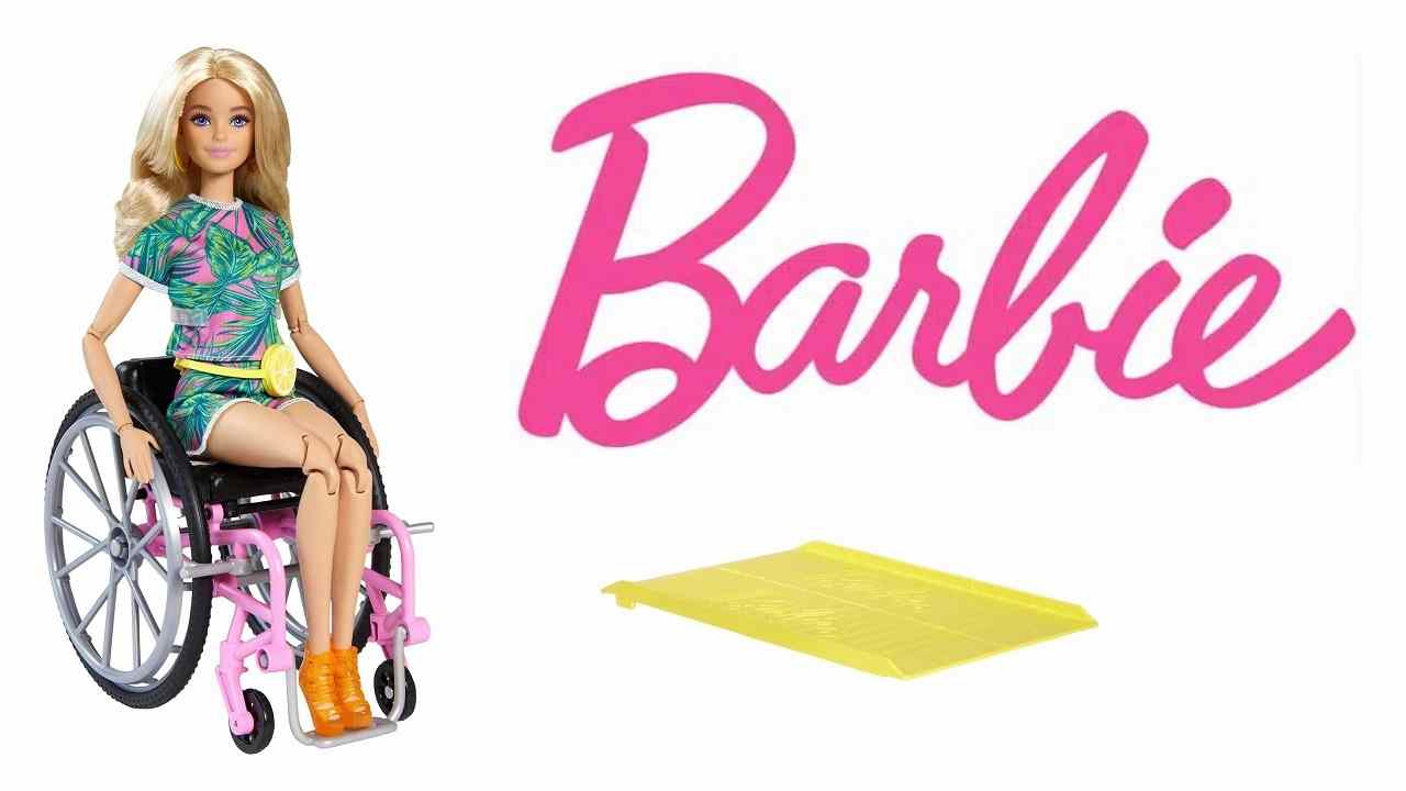 Barbie sulla sedia a rotelle fa felice la bambina disabile