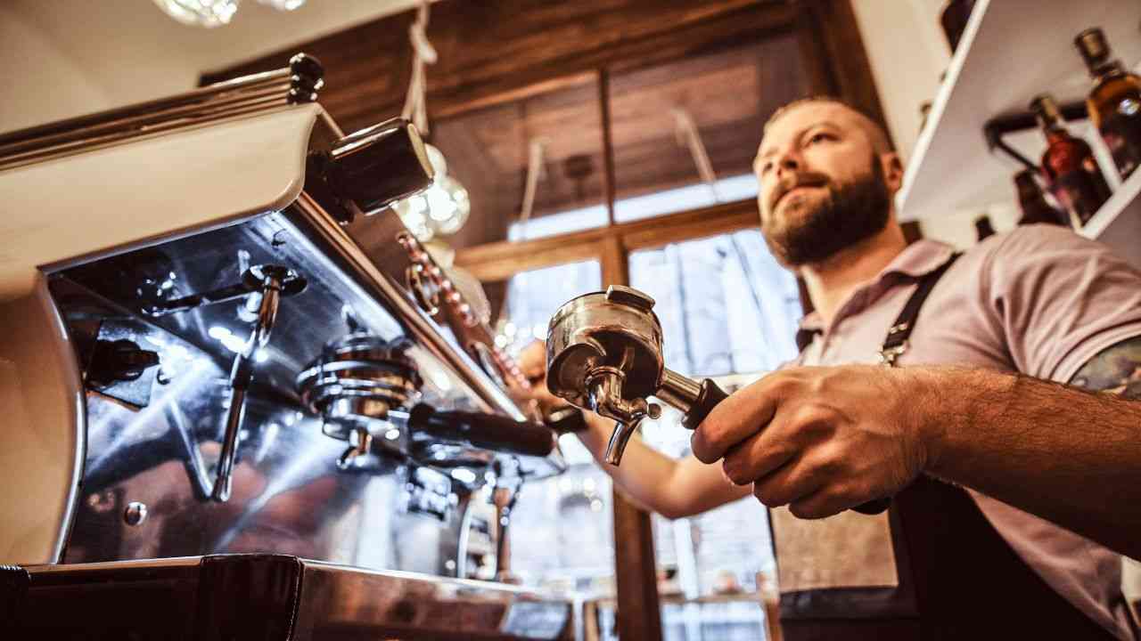 Barista prepara caffè