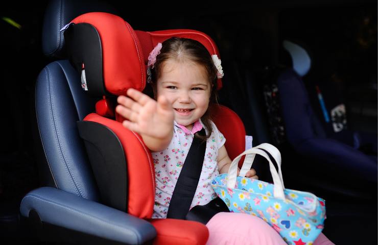 Bambina in macchina piange e la mamma la calma in modo geniale