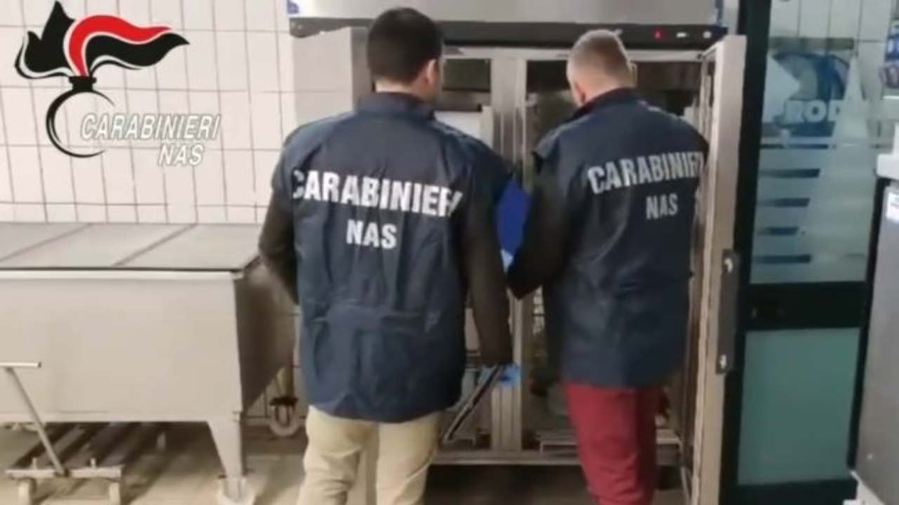 Maxi sequestro di cibi scaduti da parte dei Nas