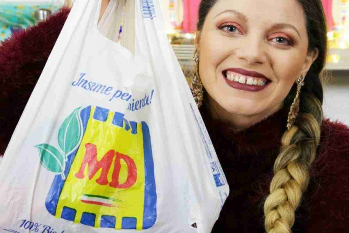 Donna con una busta della spesa MD