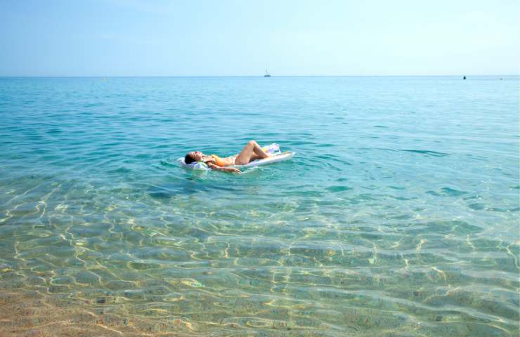 Il bagno dopo mangiato è davvero pericoloso?