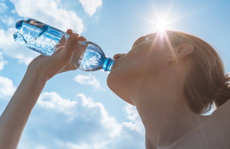 L'acqua frizzante fa male o la si può bere normalmente?
