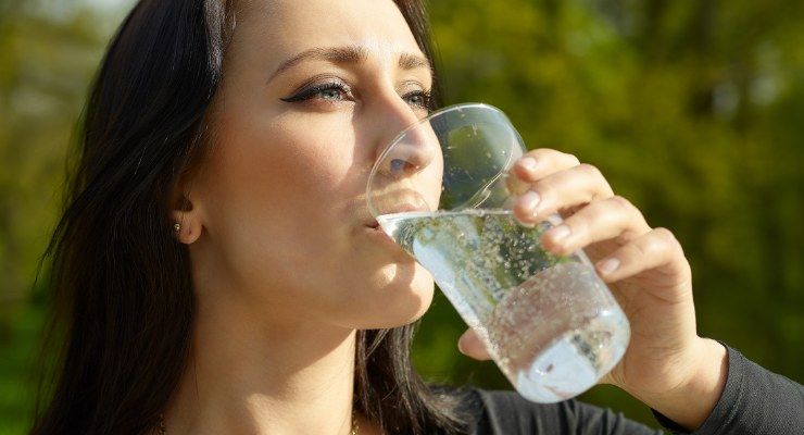 Bere acqua frizzante cosa succede