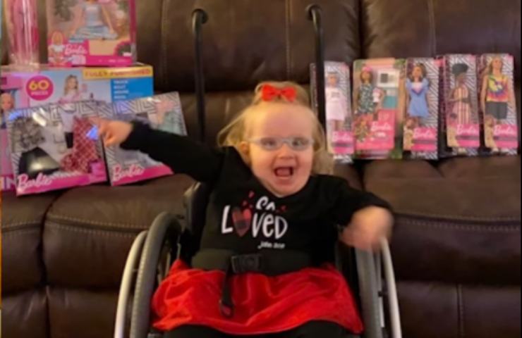 Barbie sulla sedia a rotelle fa felice la bambina disabile