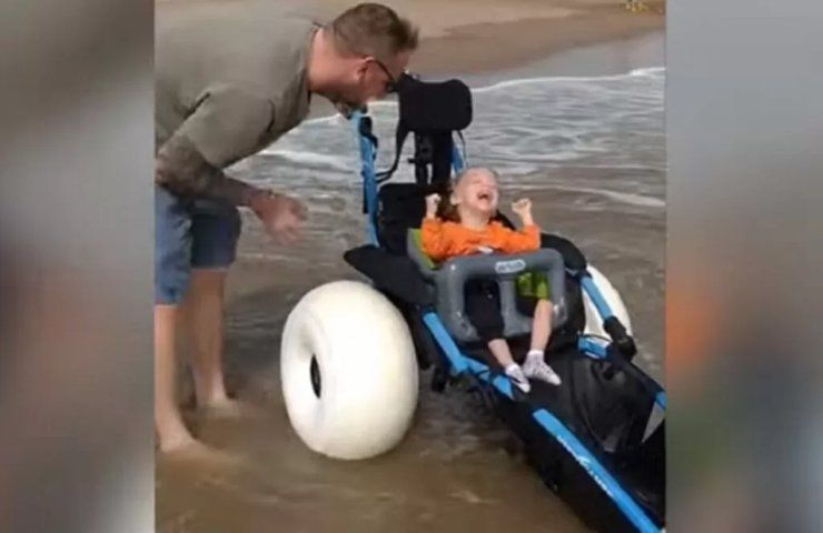 Un bambino riceve un regalo speciale che gli cambia la vita