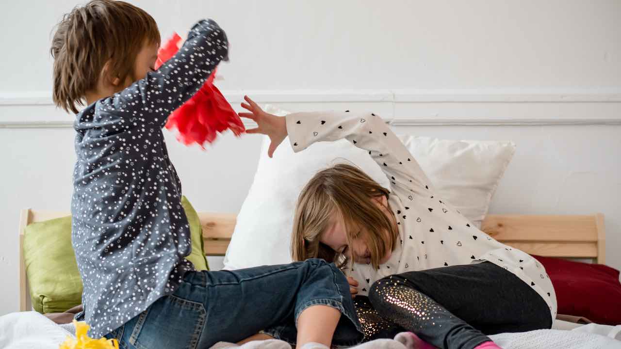 Perché i bambini piccoli picchiano gli altri 