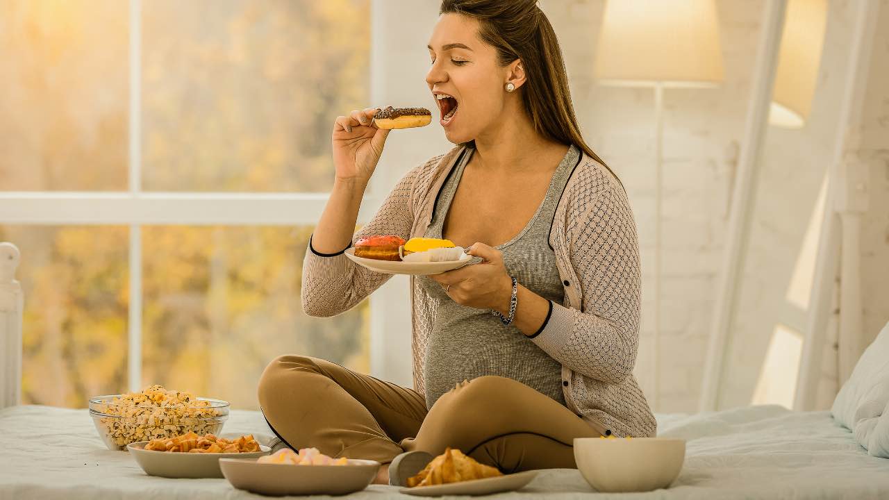 Gravidanza, come il feto obbliga la madre a mangiare