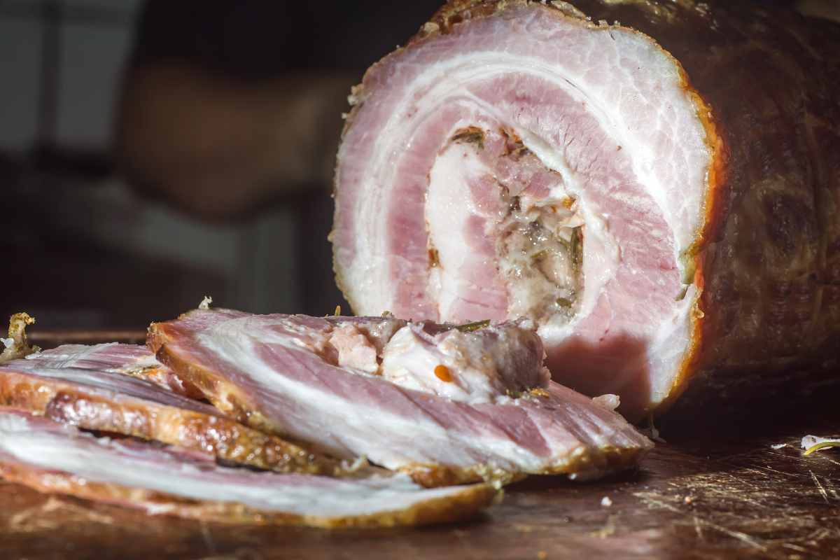 porchetta su tagliere e fette 