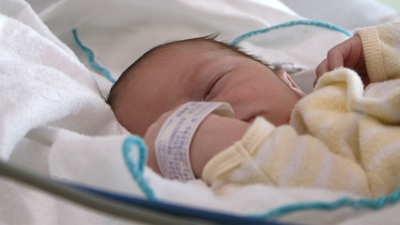 neonato salvato genova
