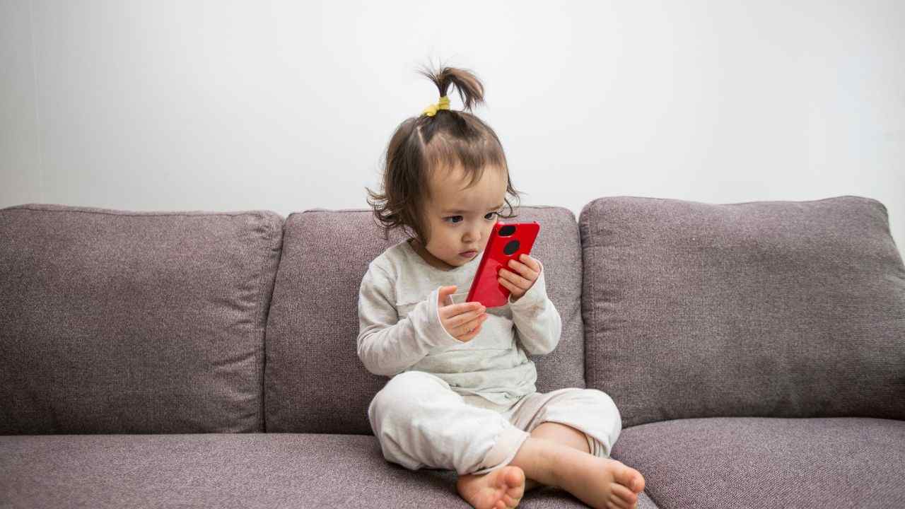 Bambina con telefono